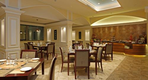 Restoran atau tempat lain untuk makan di Ramada Riyadh Hotel