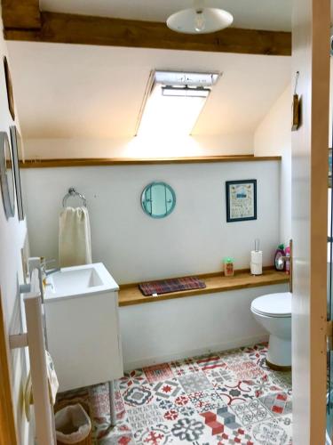 une salle de bain avec un lavabo et des toilettes dans l'établissement La Ville de Mainguy, à Josselin
