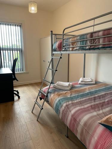 um quarto com um beliche e uma secretária em Lovely 2 bed Apartment, Arnold Town centre. em Nottingham
