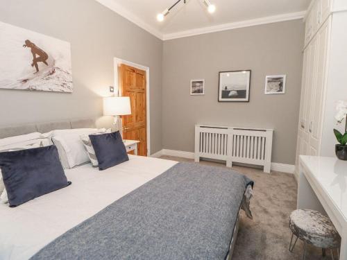 1 dormitorio con 1 cama con almohadas azules en 16 Seafield Terrace, en South Shields