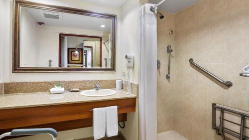 Bilik mandi di Holiday Inn Panama Canal by IHG
