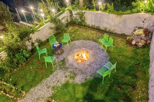 an overhead view of a backyard with chairs and a fire pit at Baan by Snow City Farm in Vashisht