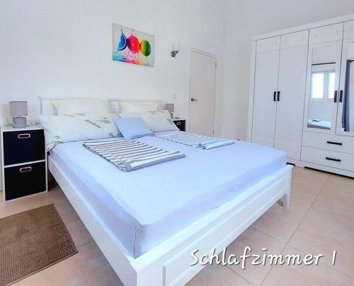 een groot wit bed in een witte slaapkamer bij CASA ANTONIA Villapark Fontein mit Salzwasserpool in Fontein