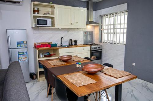 uma cozinha com uma mesa com tigelas em Villa Damas em Lomé