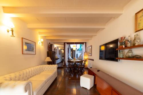 a living room with a couch and a table at Casa Duas Suítes no Centro Histórico in Paraty
