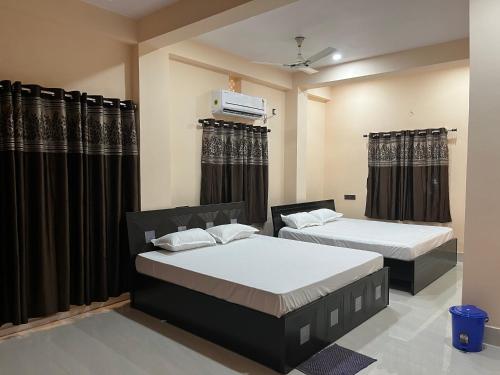 Ein Bett oder Betten in einem Zimmer der Unterkunft Hotel Krishna Paradise