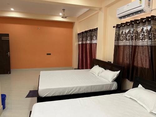 Ein Bett oder Betten in einem Zimmer der Unterkunft Hotel Krishna Paradise
