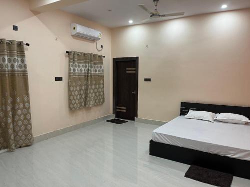 Ein Bett oder Betten in einem Zimmer der Unterkunft Hotel Krishna Paradise