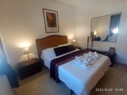 Habitación de hotel con 2 camas y toallas blancas. en Casa Santiago de la Ribera en Santiago de la Ribera