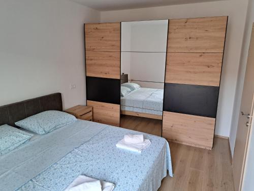 um quarto com uma cama e um espelho grande em Daddycool em Pula