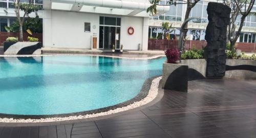 una gran piscina frente a un edificio en U Residence Tower2 Lippo Karawaci by supermal, en Klapadua