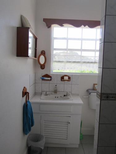 Kitchen o kitchenette sa Delightful 4bed modern villa with WiFI