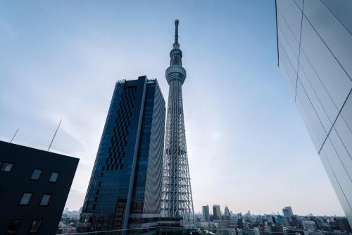 una vista de la torre Eiffel en una ciudad en Keisei Richmond Hotel Tokyo Oshiage, en Tokio