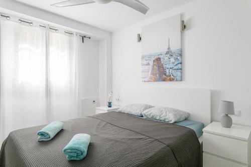 um quarto com uma cama com duas toalhas em Apartamento El Mar 2 em Alicante