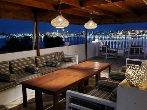 Χώρος καθιστικού στο IN LUXOR Nile Apartments