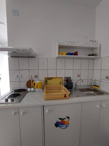 een keuken met een aanrecht en een wastafel bij apartman Vrdničak 1 in Vrdnik