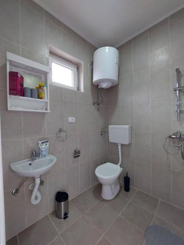 een badkamer met een toilet en een wastafel bij apartman Vrdničak 1 in Vrdnik