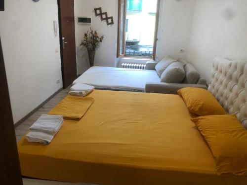 Ein Bett oder Betten in einem Zimmer der Unterkunft Supercentral one room flat, 16 min to Bergamo airport