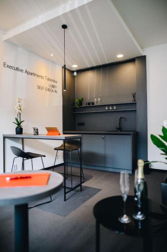 Dapur atau dapur kecil di Executive Apartments Taborska