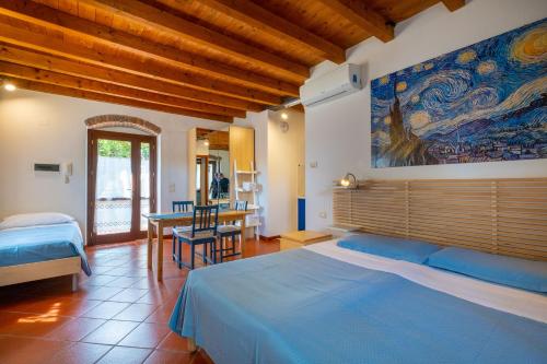 ヴェローナにあるCorte Roveggia - Monolocale Van Goghのベッドルーム1室(大型ベッド1台付)、ダイニングルームが備わります。