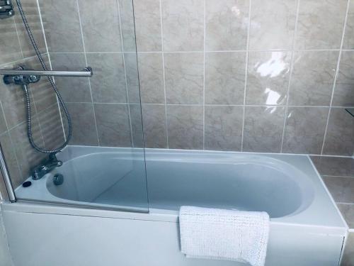 W łazience znajduje się wanna z prysznicem. w obiekcie Beautiful 1-Bed Apartment in central Ulverston w mieście Ulverston