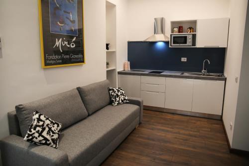A kitchen or kitchenette at 7 Seven