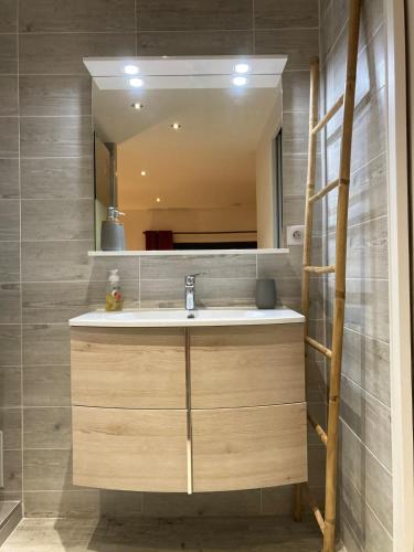 une salle de bain avec un lavabo et un miroir dans l'établissement Villa avec jacuzzi sur les hauteurs de La Ciotat, à Ceyreste