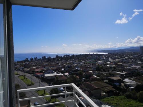 uma vista da cidade a partir da varanda de uma casa em Tranquilo y Acogedor departamento en Con Con em Concón