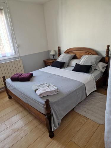 - une chambre avec un grand lit et des serviettes dans l'établissement Au cœur du champagne logement privatif (70 m2), à Épernay