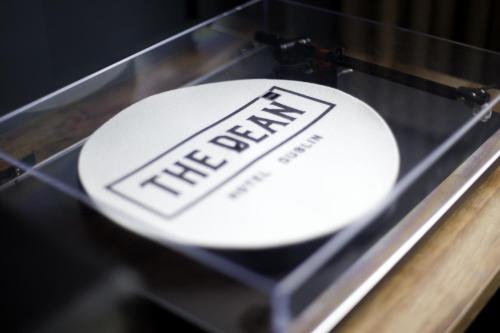 Certifikát, hodnocení, plakát nebo jiný dokument vystavený v ubytování The Dean Dublin