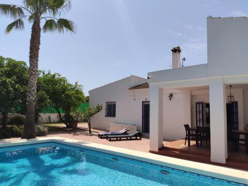 uma villa com piscina em frente a uma casa em Villa with Private Pool, BBQ, Fitness Center & Sauna em San Vicente del Raspeig