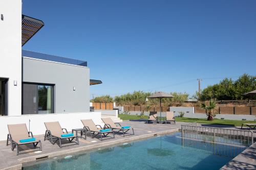Sunnyside Villas, Just Steps to the Beach & Restaurants, By ThinkVillaの敷地内または近くにあるプール