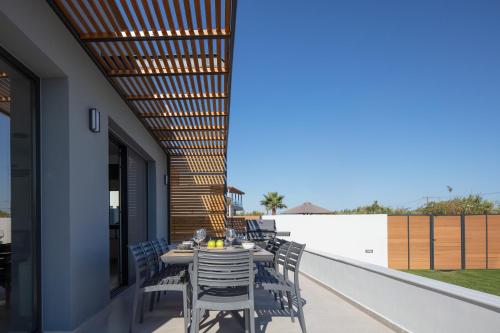 Sunnyside Villas, Just Steps to the Beach & Restaurants, By ThinkVillaにあるバルコニーまたはテラス