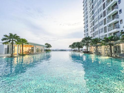 uma piscina de água entre dois edifícios altos em Bangi,4-7pax,Cozy Studio,Near UKM em Kajang