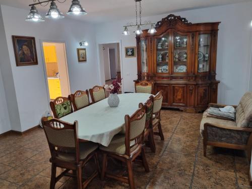 een eetkamer met een tafel en stoelen bij Casa Lucia in Anina