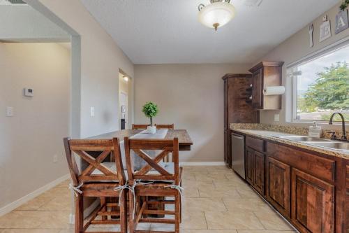 Η κουζίνα ή μικρή κουζίνα στο Comfortable 3-bedroom home with spacious backyard