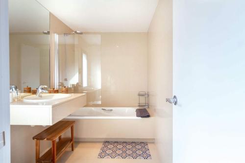 Ένα μπάνιο στο Salobre Los Lagos 8