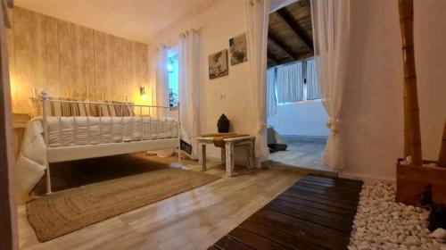 1 dormitorio con cama blanca y ventana en GRAN CANARIA Oasis La Guancha, en Gáldar