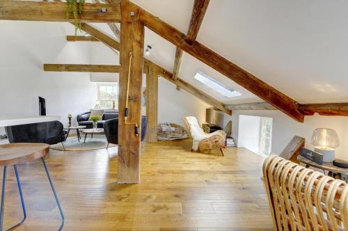 un soggiorno con travi in legno, tavolo e sedie di Loft 11 - Unique Apartment with Stunning Views a Harrogate