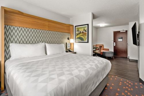 Postel nebo postele na pokoji v ubytování Holiday Inn & Suites Bothell an IHG Hotel