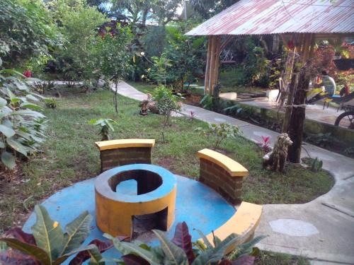 a garden with a statue of a letter b on the grass at montecarlos hotel in Ibagué