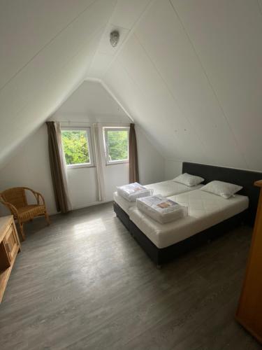 a bedroom with two beds in a attic at Vakantiehuisje drenthe gasselterveld in Gasselte