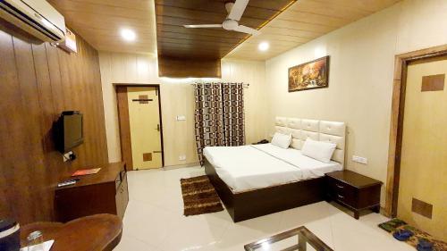 Postel nebo postele na pokoji v ubytování Hotel Amritsar Inn