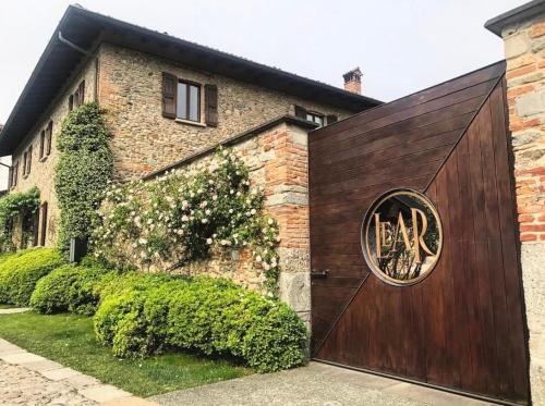 una casa de ladrillo con puerta de garaje de madera en LEAR • Dining Club, en Briosco