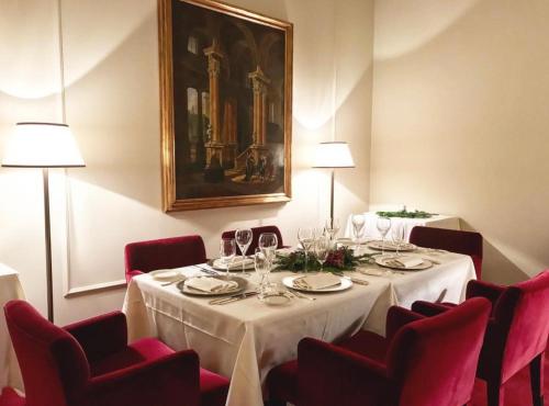 comedor con mesa y sillas rojas en LEAR • Dining Club, en Briosco