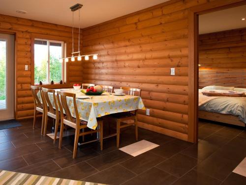 - une salle à manger avec une table, des chaises et un lit dans l'établissement Myra Canyon Lodge, à Kelowna