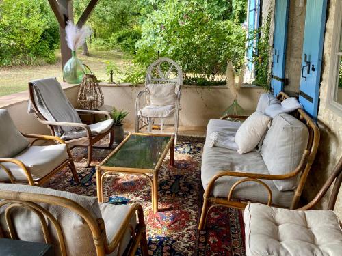 Ruang duduk di Beautiful 1-Bed Gite 2km quiet walk from Eymet