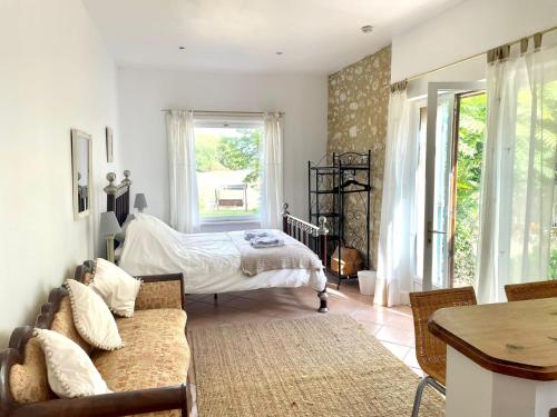 Katil atau katil-katil dalam bilik di Beautiful 1-Bed Gite 2km quiet walk from Eymet