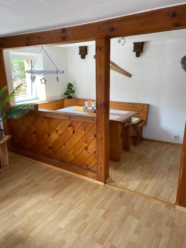 Habitación grande con bañera y mesa. en Ferienhaus zum Ulfenbachtal en Wald-Michelbach