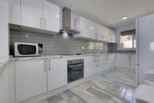 Quaint 2 Bedroom Townhouse with Pool close to Sea!